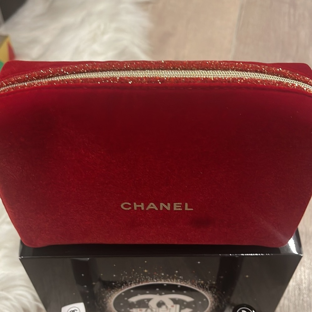 Chanel eye makeup set with red velvet pouch, New - Picture 2 of 5